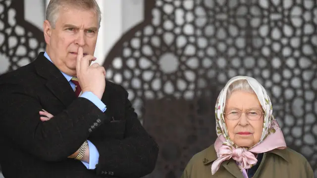 El Príncipe Andrés junto a su madre, la reina Isabel II de Inglaterra.