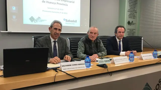 Salvador Cored, secretario general de CEOS, Juan José Prado, vicepresidente, y Luis Cánovas, del Banco Sabadell, en la presentación del último Índice de Confianza Empresarial de Huesca.