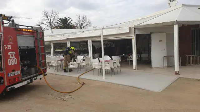 Una dotación de bomberos trabaja en la carpa municipal de Cuarte tras el incendio.