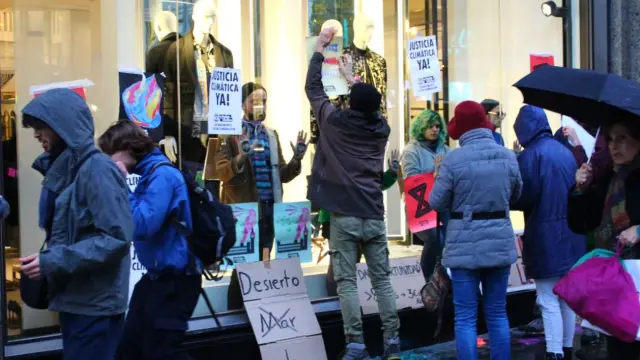 Activistas en la puerta de Zara