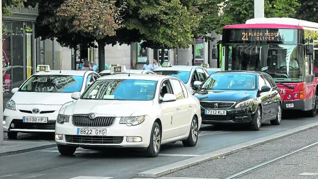 Taxis a la altura de la parada del paseo de la Independencia de Zaragoza.