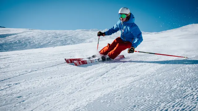 La práctica del esquí es una de las más gratificantes que existen, al combinar numerosos beneficios tanto para la salud física como para la mental.
