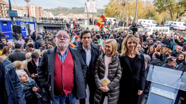 La portavoz del Partido Popular en el Congreso, Cayetana Álvarez de Toledo (d), el filósofo Fernando Savater (i), Rosa Díez (2d) y Arcadi Espada (2i), durante su intervención tras participar en una manifestación en Bilbao.