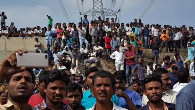 People gather at the site where police shot dead four men suspected of raping and killing a 27-year-old veterinarian, in Chatanpally on the outskirts of Shadnagar town, Telangana, India, December 6, 2019. REUTERS/Swarat Ghosh [[[REUTERS VOCENTO]]] INDIA-RAPE/