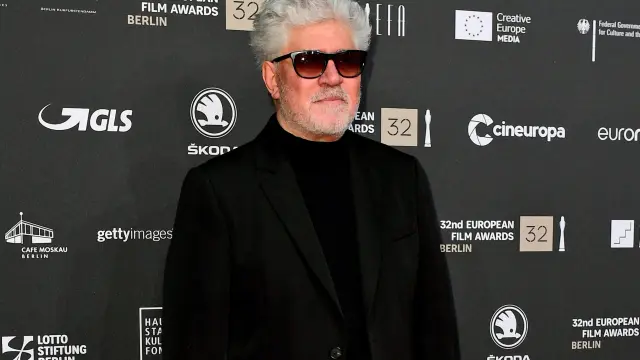El cineasta español Pedro Almodóvar posa este sábado en Berlín.