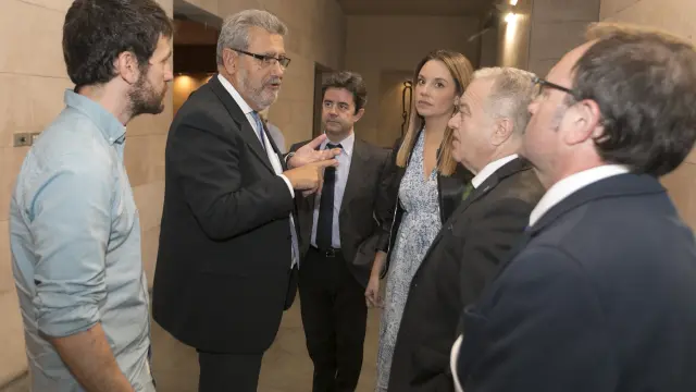 El rector José Antonio Mayoral se dirige al presidente de la DPH, Miguel Gracia, tras la reunión del último patronato, a finales de septiembre