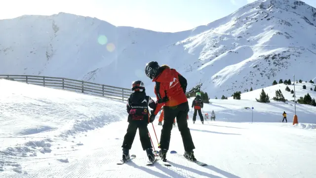 Esquiadores este domingo por la mañana en las pistas de Cerler.