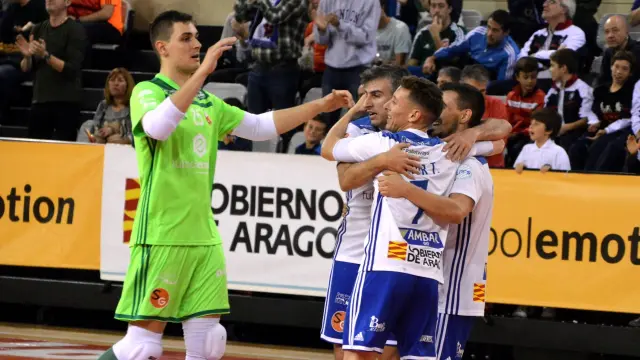 Jugadores del Fútbol Emotion Zaragoza celebran un gol.
