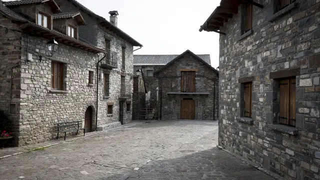 Una de las calles de Aísa, con casas de piedra.