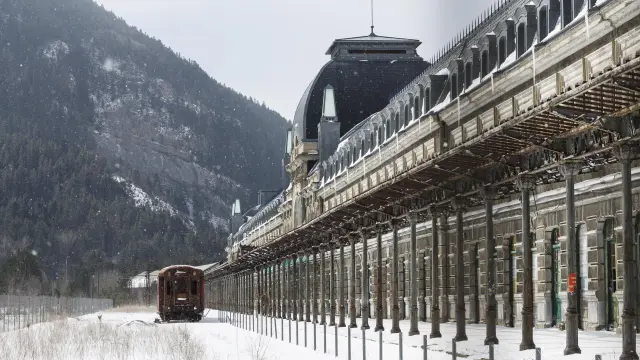 La Estación Internacional de Ferrocarril de Canfranc cubierta de nieve