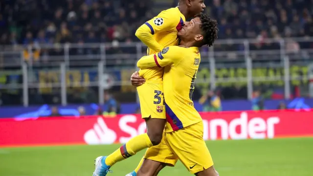 Ansu Fati celebra con Jean-Clair Todibo su histórico gol en la LIga de Campeones