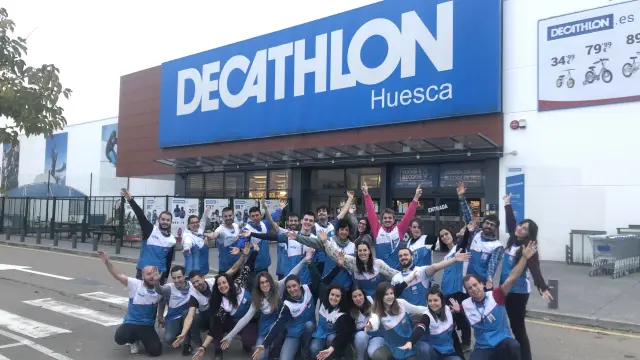 Foto de equipo de trabajadores de Decathlon Huesca en Plhus.