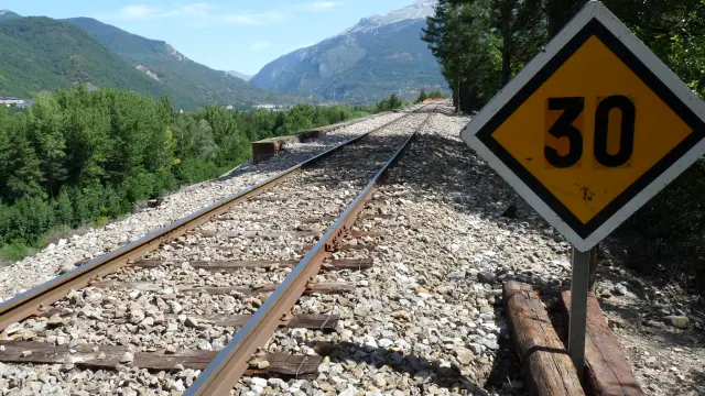 Un tramo de vía de ferrocarril que pasa por Villanúa.