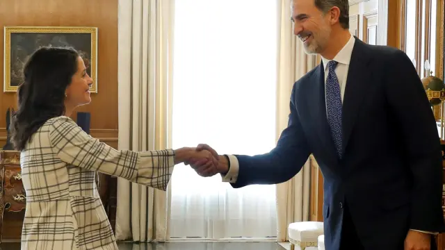 Felipe VI (derecha) saluda este miércoles en la Zarzuela a la portavoz de Ciudadanos Inés Arrimadas.