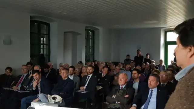 La sala del Ayuntamiento de Accous estuvo llena con 70 personas que asistieron a la jornada de presentación del Libro Blanco del ferrocarril Pau-Canfranc-Zaragoza.