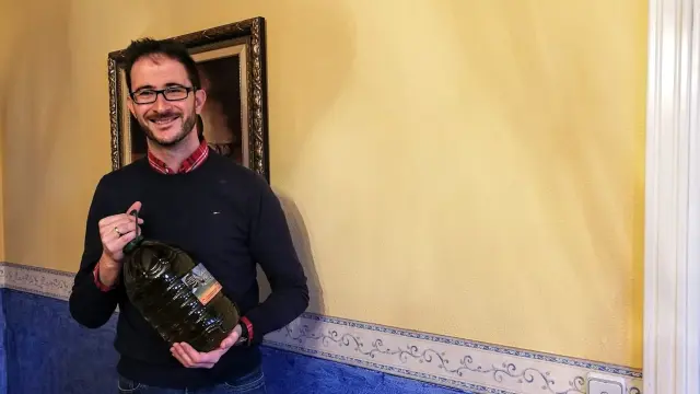 José Carlos Franco, alcalde de Villarroya, con una de las garrafas de aceite