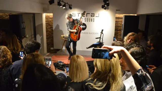El cantante Mikel Erentxun ofreció un concierto en la inauguración oficial del hotel Innside y del restaurante Lateral.