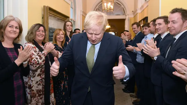 El primer ministro británico, Boris Johnson, aclamado por los suyos