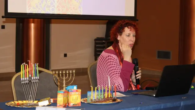 La ponente Tina Segal durante la charla sobre esta tradición judía