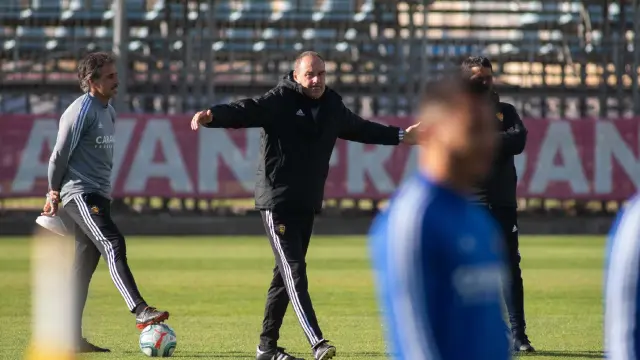 Víctor Fernández, con un gesto exigente, en el entrenamiento de la Ciudad Deportiva.