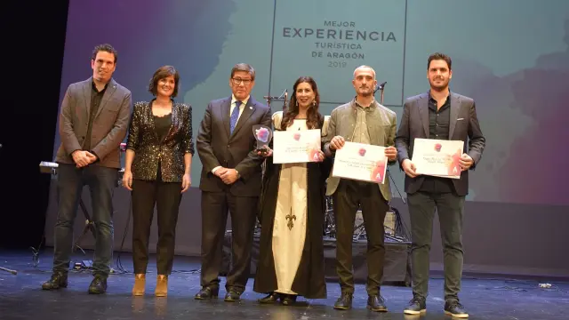 Los premiados en la gala, junto a Elena Allué y el vicepresidente Arturo Aliaga.
