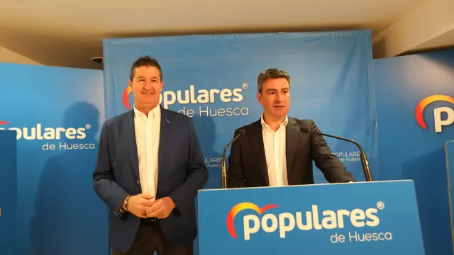 Antonio Romero y José Antonio Lagüens en la sede del PP en Huesca este martes.