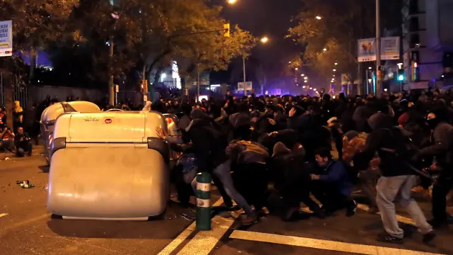 Barricada en las protestas en los accesos al Camp Nou.