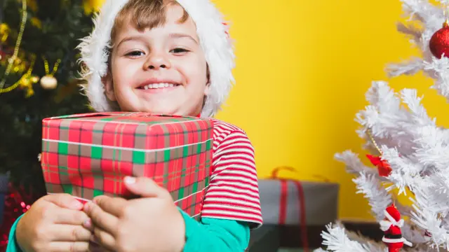 El exceso de regalos, además de sobreestimular al niño, le puede hacer creer que puede conseguir todo lo que pide