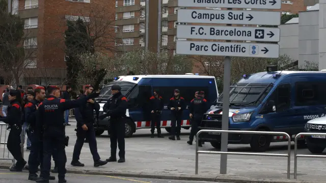 Mossos d'Esquadra en las inmediaciones del Camp Nou.