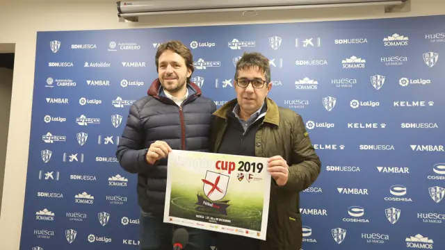 Josete Ortas y Javier Cruz, con el cartel de esta edición.