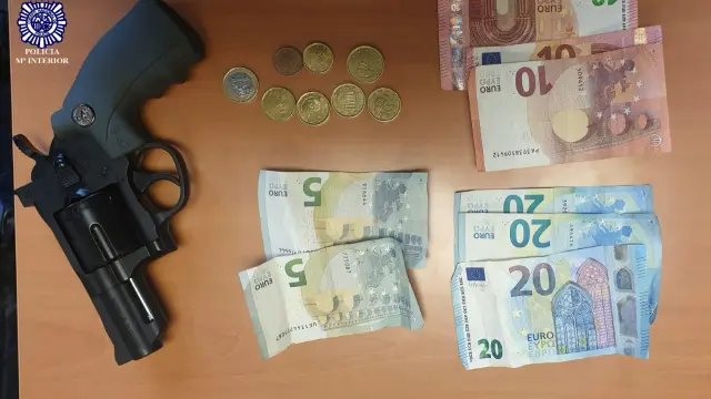 El atracador robó en la sucursal bancaria cien euros