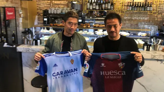 Kagawa y Okazaki posan con las camisetas de sus equipos para la campaña promocional de Turismo de Aragón.
