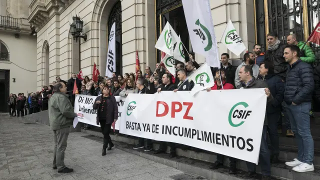 Los trabajadores se han concentrado frente a la DPZ, en la plaza de España.