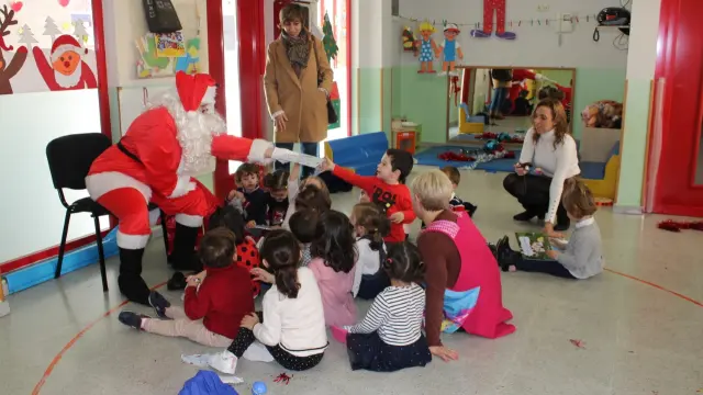 Papa Noel reparte los regalos para los niños de la Escuela Infantil de Tarazona