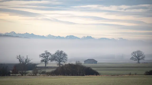 Raisting (Germany), 19/12/2019.- Fog rises in front of the Alps near Seefeld, Bavaria, Germany, 19 December 2019. The higher altitudes of the Bavarian Alps are expected to recieve fresh snow as authroties pridict preciptation and tempritures to stay under zero degreese Celsius. (Alemania) EFE/EPA/LUKAS BARTH-TUTTAS Snow and cold weather predicted of Bavarian Alps