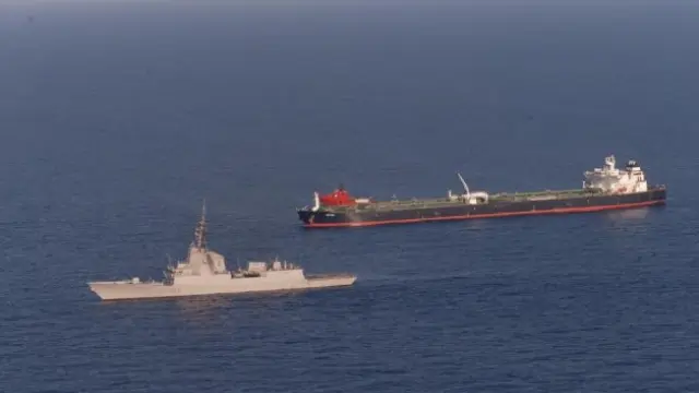 La piratería ha descendido en el Índico. Imagen de archivo de una fragata española liberando un mercante