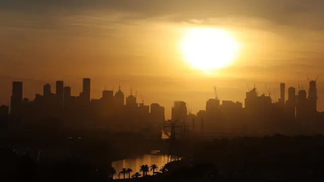 -FOTODELDIA- EPA917. MELBOURNE (AUSTRALIA), 20/12/2019.- Vista de amanecer este viernes en Melbourne (Australia). EFE/ David Crosling PROHIBIDO SU USO EN AUSTRALIA Y NUEVA ZELANDA Clima en Melbourne