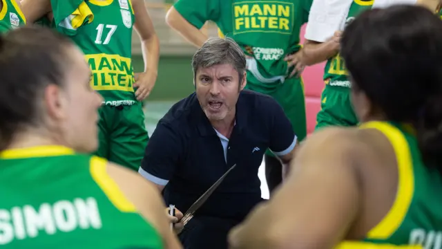 El técnico Fabián Téllez dando indicaciones a sus jugadoras durante un partido.