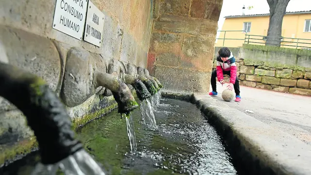 Fuente en la entrada de Siétamo, donde llega agua que no es apta para el consumo humano.