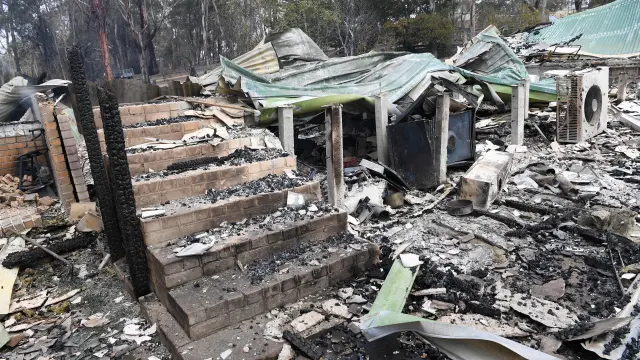 Restos de un domicilio arrasado por el fuego en Sarsfield