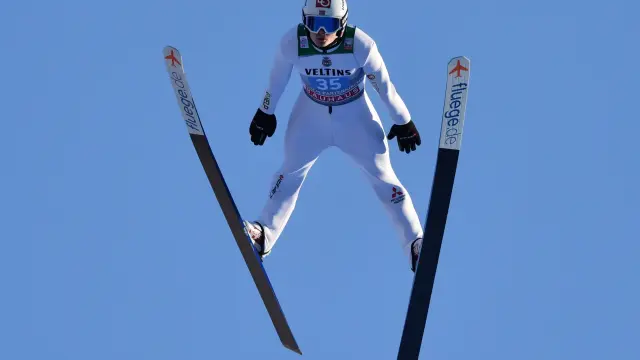 El noruego Marius Lindvik en uno de sus saltos de ayer en Alemania. (Alemania, Noruega)