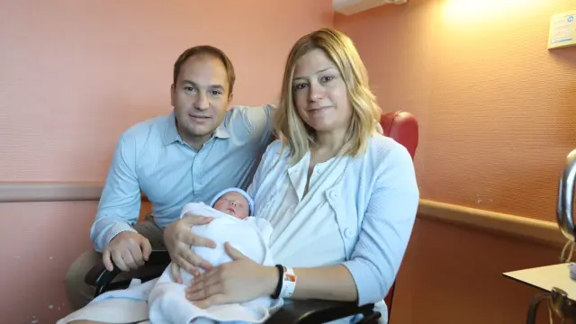 El pequeño Carlos con sus padres en el Hospital San Jorge de Huesca.