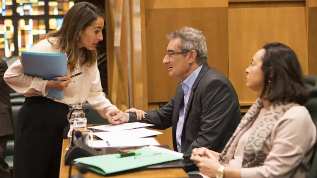 María Navarro, junto a los ediles de Vox Julio Calvo y Carmen Rouco, en una comisión de Hacienda.
