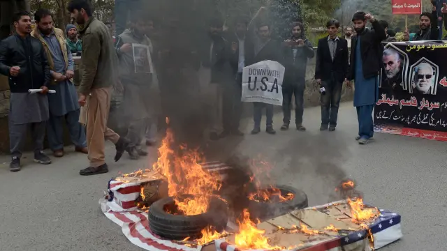 Protesta contra el ataque estadounidense en las calles de Islamabad, en Pakistán