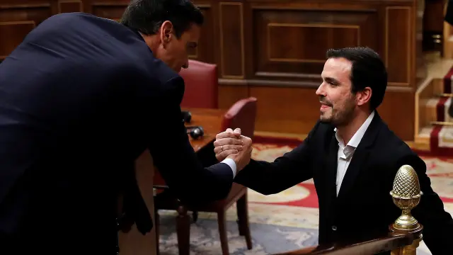 Alberto Garzón se da la mano con Pedro Sánchez.