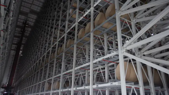 Todo está automatizado en el nuevo almacén logístico del Grupo Saica. Grandes grúas se encargan de colocar las bobinas de papel en el lugar más adecuado para luego optimizar las cargas.
