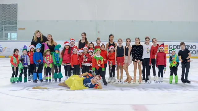 Patinadores que tomaron parte en la gala navideña de patinaje artístico del Club Hielo Jaca
