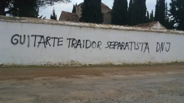 Pintada insultante contra Tomás Guitarte en su pueblo natal, Cutanda