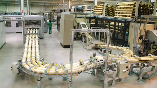 Una de las naves de ‘converting’ que fabrica a partir de bobinas de papel tisú producto terminado, ya sea papel higiénico, rollos de cocina o servilletas, en la fábrica de ICT en El Burgo de Ebro.