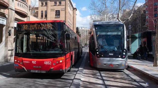 Un autobús y un tranvía en el paseo de la Gran Vía de Zaragoza.
